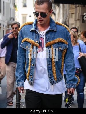 Milano, Italia. 16 Giugno, 2018. Uomo di strada durante la settimana della moda di Milano. Credito: Mauro Del Signore/Pacific Press/Alamy Live News Foto Stock