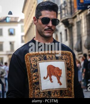 Milano, Italia. 16 Giugno, 2018. Kadu Dantas sulla strada durante la settimana della moda di Milano Credito: Mauro Del Signore/Pacific Press/Alamy Live News Foto Stock