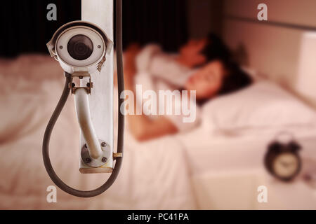 Telecamera TVCC o esercizio di sorveglianza con coppia dormire in camera da letto Foto Stock