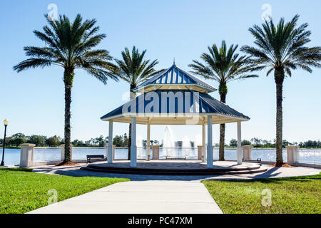 Port St. Lucie Florida, tradizione, gazebo, lago, parco, palme, lungomare, FL171212001 Foto Stock