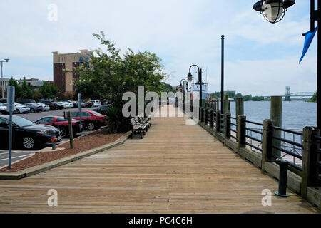 Il fiume di legno a piedi in Wilmington, Carolina del Nord; Cape Fear river basin su un lato e un parcheggio sull'altra; Memorial Bridge in distanza. Foto Stock