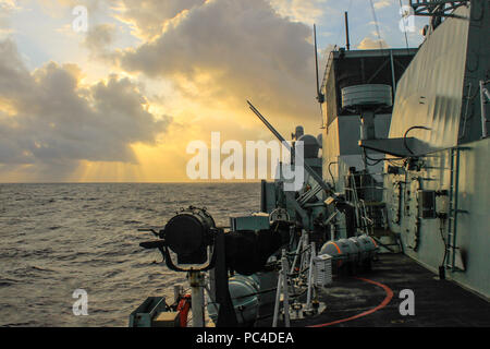 180727-O-N0842-1008 OCEANO PACIFICO (27 luglio 2018) Royal Canadian Navy fregata HMCS Ottawa (FFH 341) transita l'Oceano Pacifico durante il cerchio del Pacifico (RIMPAC) esercizio. Venticinque nazioni, 46 navi, cinque sommergibili e circa 200 aerei e 25.000 personale partecipano RIMPAC dal 27 giugno al 2 agosto in e intorno alle Isole Hawaii e la California del Sud. Il più grande del mondo marittimo internazionale esercitazione RIMPAC offre una singolare opportunità di formazione promuovendo e sostenendo le relazioni cooperative tra i partecipanti sono fondamentali per garantire la sicurezza del mare corsie a Foto Stock