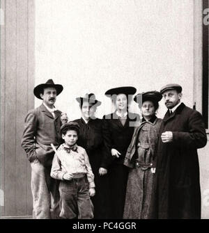 600 Il Steins nel cortile del 27 Rue De Fleurus, ca. 1905. Da sinistra- Leo Stein, Allan Stein, Gertrude Stein, Teresa Ehrman, Sarah Stein, Michael Stein,l'Bancroft Library, presso la University of California a Berkeley Foto Stock