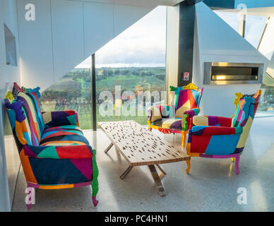 Mobili colorati nella sala di degustazione di d'Arenberg Cantina cubo, Mclaren Vale, SA, Australia. Foto Stock
