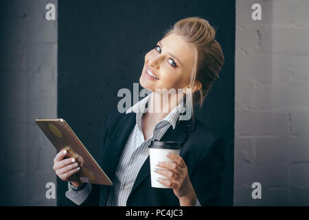 Felice lavoratore di ufficio nella pausa caffè. buon umore al lavoro. offrono accessori per caffè. whould ti piace una tazza di caffè Foto Stock