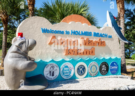 Florida,isola di Anna Maria,Spiaggia di Holmes,cartello di benvenuto,camera di commercio,Kiwanis,Rotary Club,decorazione di vacanza,cappello di Santa,scultura di lamantini,FL171212053 Foto Stock