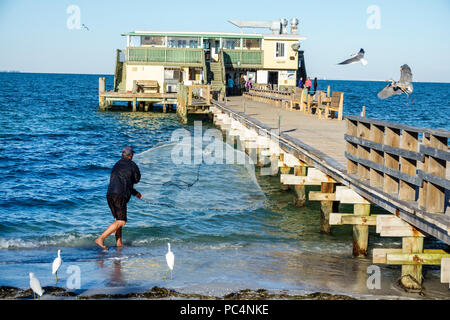 Florida,Anna Maria Island,Anna Maria City Pier,Rod & Reel,ristorante ristoranti ristorazione caffè bistrot,molo in legno,uomo adulti Foto Stock