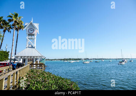 Florida, Bradenton Beach, Bay Side, storico molo di Bridge Street, torre dell'orologio, barche a vela, FL171212063 Foto Stock