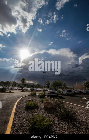 Dia nublado y soleado duranti la tarde verano en el estacionamiento de nelle Galerías Mall. (Foto: Luis Gutierrez/NortePhoto) torbida e giornata di sole duri Foto Stock