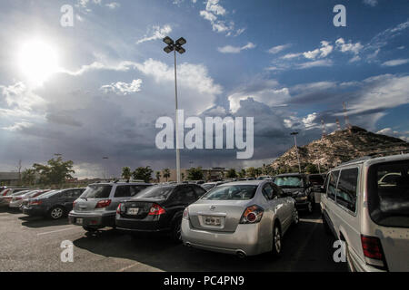 Dia nublado y soleado duranti la tarde verano en el estacionamiento de nelle Galerías Mall. (Foto: Luis Gutierrez/NortePhoto) torbida e giornata di sole duri Foto Stock