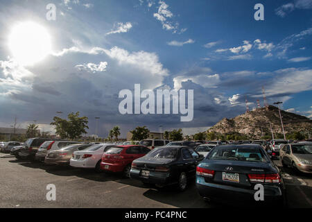 Dia nublado y soleado duranti la tarde verano en el estacionamiento de nelle Galerías Mall. Cerro de la campana. (Foto: Luis Gutierrez/NortePhoto) Clo Foto Stock