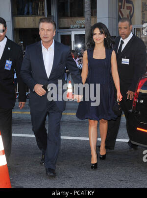 Alec Baldwin e moglie Hilaria Lynn Thomas  02 l'aumento dei Guardiani Premiere al Chinese Theatre di Los Angeles.Alec Baldwin e moglie Hilaria Lynn Thomas  02 ------------- Red Carpet Event, verticale, STATI UNITI D'AMERICA, industria cinematografica, celebrità, fotografia, Bestof, arte cultura e intrattenimento, Topix celebrità moda / Verticale, meglio di, evento nella vita di Hollywood - California, moquette rossa e dietro le quinte, USA, industria cinematografica, celebrità, movie celebrità, personaggi televisivi, musica celebrità, fotografia, Bestof, arte cultura e intrattenimento, Topix, verticale, dalla famiglia a partire dall'anno 2012 , Foto Stock