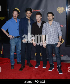 Entourage - Kevin Dillon, Adrian Grenier, Kevin Connolly. Jerry Ferrara 058 al CinemaCon Warner Preview al Caesars Palace Hotel di Las Vegas. Aprile, 21, 2015.Entourage - Kevin Dillon, Adrian Grenier, Kevin Connolly. Jerry Ferrara 058 evento nella vita di Hollywood - California, tappeto rosso Evento, STATI UNITI D'AMERICA, industria cinematografica, celebrità, fotografia, Bestof, arte cultura e intrattenimento, Topix celebrità moda, migliori della vita di Hollywood, evento nella vita di Hollywood - California, moquette rossa e dietro le quinte, movie celebrità, personaggi televisivi, musica celebrità, arte cultura e intrattenimento, verticale, su Foto Stock