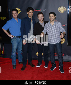 Entourage - Kevin Dillon, Adrian Grenier, Kevin Connolly. Jerry Ferrara 059 al CinemaCon Warner Preview al Caesars Palace Hotel di Las Vegas. Aprile, 21, 2015.Entourage - Kevin Dillon, Adrian Grenier, Kevin Connolly. Jerry Ferrara 059 evento nella vita di Hollywood - California, tappeto rosso Evento, STATI UNITI D'AMERICA, industria cinematografica, celebrità, fotografia, Bestof, arte cultura e intrattenimento, Topix celebrità moda, migliori della vita di Hollywood, evento nella vita di Hollywood - California, moquette rossa e dietro le quinte, movie celebrità, personaggi televisivi, musica celebrità, arte cultura e intrattenimento, verticale, su Foto Stock