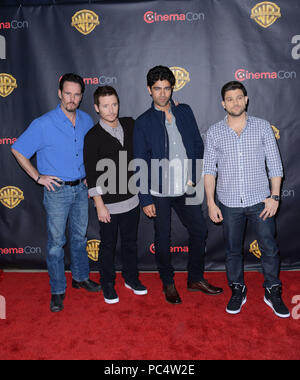 Entourage - Kevin Dillon, Adrian Grenier, Kevin Connolly. Jerry Ferrara 060 al CinemaCon Warner Preview al Caesars Palace Hotel di Las Vegas. Aprile, 21, 2015.Entourage - Kevin Dillon, Adrian Grenier, Kevin Connolly. Jerry Ferrara 060 evento nella vita di Hollywood - California, tappeto rosso Evento, STATI UNITI D'AMERICA, industria cinematografica, celebrità, fotografia, Bestof, arte cultura e intrattenimento, Topix celebrità moda, migliori della vita di Hollywood, evento nella vita di Hollywood - California, moquette rossa e dietro le quinte, movie celebrità, personaggi televisivi, musica celebrità, arte cultura e intrattenimento, verticale, su Foto Stock