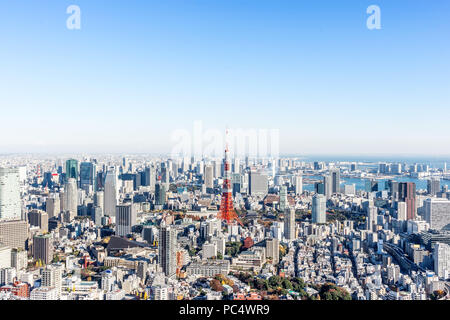 Asia Business concept per il settore immobiliare e aziendale - costruzione moderna panoramiche dello skyline della città bird eye vista aerea della torre di Tokyo e odaiba sotto Foto Stock