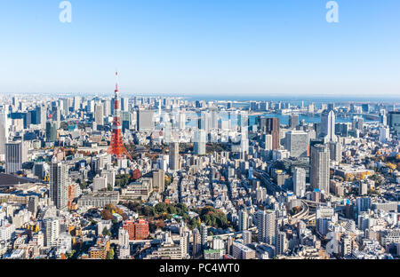 Asia Business concept per il settore immobiliare e aziendale - costruzione moderna panoramiche dello skyline della città bird eye vista aerea della torre di Tokyo e odaiba sotto Foto Stock