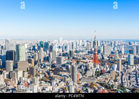 Asia Business concept per il settore immobiliare e aziendale - costruzione moderna panoramiche dello skyline della città bird eye vista aerea della torre di Tokyo e odaiba sotto Foto Stock