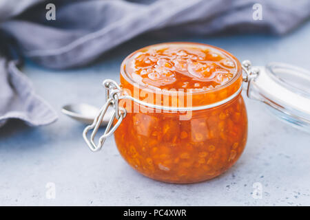 Vaso di vetro con cloudberry inceppamento. Cucina nordica. Foto Stock