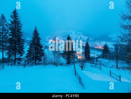 Notte dei Carpazi inverno montagna villaggio Zelene in nero Cheremosh river valley tra alp vista dal versante collinare, Verkhovyna district, Ucraina. Foto Stock