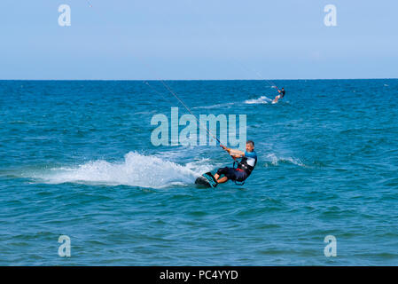 Shkorpilovtsi, Bulgaria - 29 Giugno 2018: Kiteboarder atleta esegue kiteboarding trucchi su l'acqua del mare. Il Kitesurf, Kitesurf Sport. Foto Stock