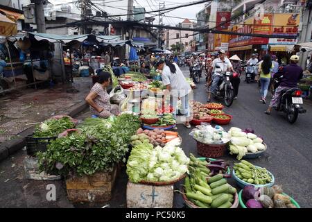 Mercato e le motociclette su strada caotica vita traffico. Ho Chi Minh City. Il Vietnam. | Utilizzo di tutto il mondo Foto Stock