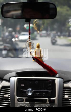 Amuleti buddisti auto interno per la protezione. Ho Chi Minh city. Il Vietnam. | Utilizzo di tutto il mondo Foto Stock