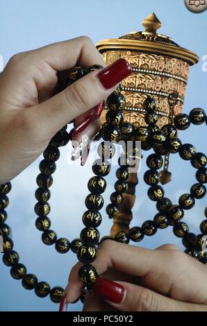 Donna orante con perle di mala. Ho Chi Minh city. Il Vietnam. | Utilizzo di tutto il mondo Foto Stock