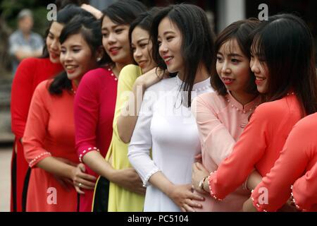 Il vietnamita laureati indossando abiti tradizionali, Ao Dai al Tempio della Letteratura di Hanoi. Il Vietnam. | Utilizzo di tutto il mondo Foto Stock