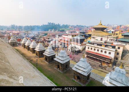 Tempio indù di Pashupatinath, viste attraverso il fiume Bagmati dove tradizionali cremazioni avvengono in Kathmandu, Nepal. Foto Stock