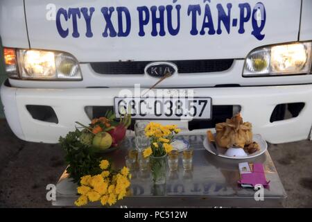 Altare buddista. Offerte nella parte anteriore di un'auto. Phu Quoc. Il Vietnam. | Utilizzo di tutto il mondo Foto Stock