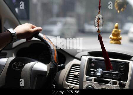 Amuleti buddisti auto interno per la protezione. Ho Chi Minh city. Il Vietnam. | Utilizzo di tutto il mondo Foto Stock