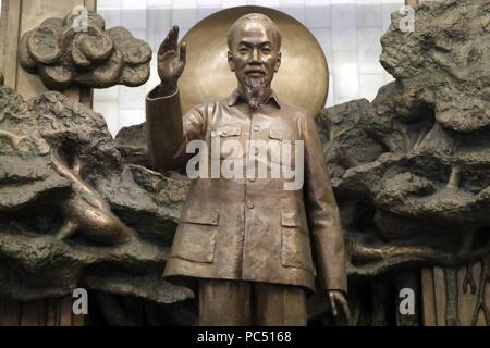 Statua di Ho Chi Minh, hall centrale, Museo Ho Chi Minh Ho Chi Minh (1890-1969) leader comunista vietnamita circa 1948. Hanoi. Il Vietnam. | Utilizzo di tutto il mondo Foto Stock