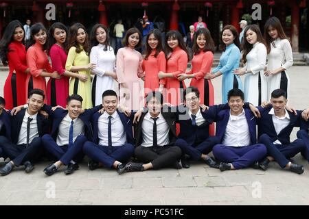 Gli studenti di laurea festeggiare al Tempio della Letteratura. Hanoi. Il Vietnam. | Utilizzo di tutto il mondo Foto Stock