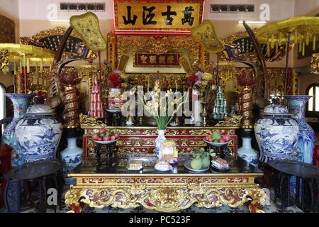 Tran Hung Dao tempio taoista. Altare. Ho Chi Minh city. Il Vietnam. | Utilizzo di tutto il mondo Foto Stock