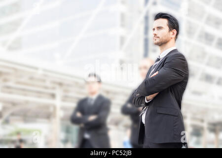 Il Portrait di bussinessman in piedi e guardare avanti, conceptas visione e la speranza di successo nel business Foto Stock