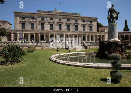 La statua di Sir Frederick Adam nel giardino del Palazzo di San Michele e San Giorgio a Corfù città sull'isola di Corfu, Grecia. Foto Stock