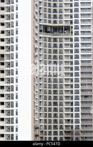 Edificio di appartamenti e windows. Ho Chi Minh City. Il Vietnam. | Utilizzo di tutto il mondo Foto Stock