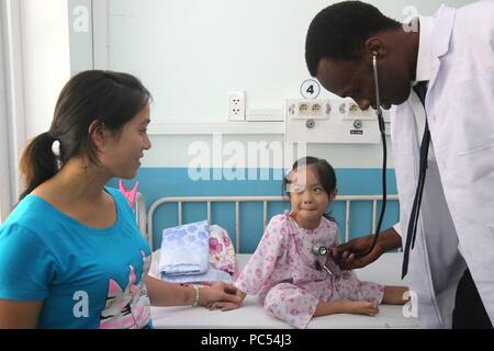 Il Heart Institute offrono elevata qualità della cura di vietnamita di pazienti affetti da malattie del cuore. Senegalese team medici addestrati alla pratica di cardiochirurgia. | Utilizzo di tutto il mondo Foto Stock