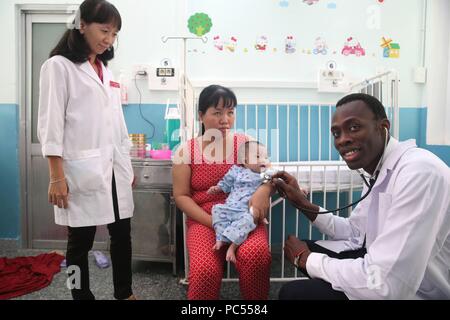 Il Heart Institute offrono elevata qualità della cura di vietnamita di pazienti affetti da malattie del cuore. Senegalese team medici addestrati alla pratica di cardiochirurgia. | Utilizzo di tutto il mondo Foto Stock