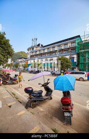 Xingping, Guangxi, Cina - 18 Settembre 2017: Strada del Xingping città famosa per il suo suggestivo fiume Li zattere. Foto Stock