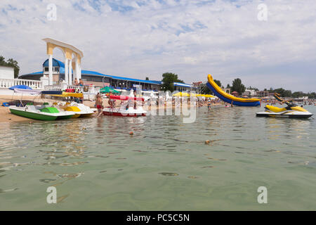 Evpatoria, Crimea, Russia - 29 Giugno 2018: noleggio catamarani e hydrocycles sulla spiaggia centrale della città, in Evpatoria, Crimea Foto Stock