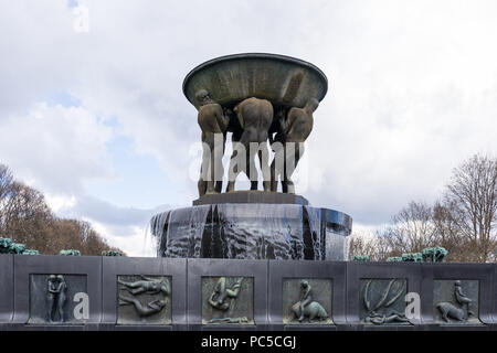 OSLO, Norvegia 27APRILE 2018: dettaglio della fontana si trova presso il Parco Vigeland a Oslo Foto Stock