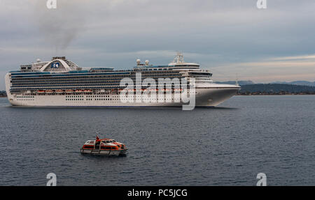 Crown Princess nave di crociera con una scialuppa di salvataggio dalla Regina Elisabetta la nave di crociera in primo piano Foto Stock