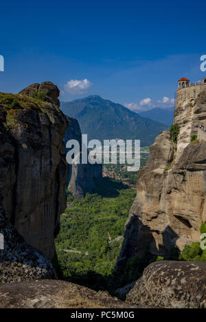 Meteora belle forme di pietra e le montagne con monastero su di loro in Grecia Foto Stock