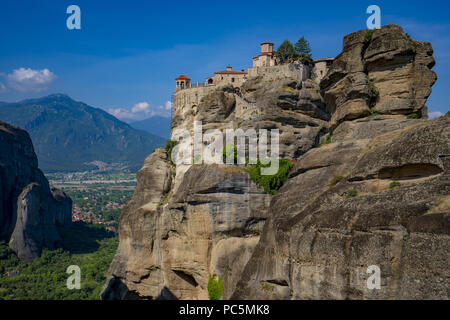 Meteora belle forme di pietra e le montagne con monastero su di loro in Grecia Foto Stock