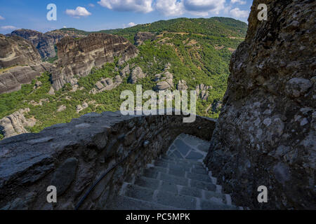 Meteora belle forme di pietra e le montagne con monastero su di loro in Grecia Foto Stock