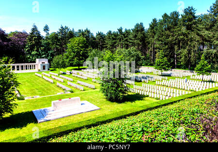 Poligono boschi cimitero di guerra nei pressi di Ypres in Belgio contiene 108 sepolture tra cui 19 sconosciuto caduti della Prima Guerra Mondiale Foto Stock