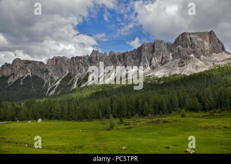 Croda dal lago dal Passo Giau, Dolomiti, Italia Foto Stock