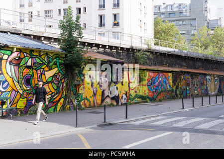 Street Art Paris - murale dipinto su una parete nella zona del canale dell Ourcq a Parigi, in Francia, in Europa. Foto Stock